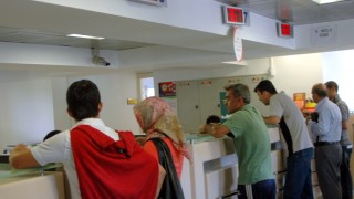 Eşi bankacı olan da esnaf olan da tayinini isteyebilir