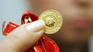 BİR YANDAN DOLAR BİR YANDAN ALTIN… VATANDAŞ SATIYOR !