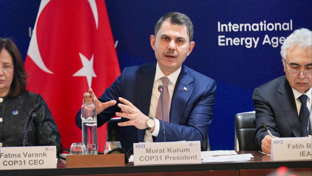 Bakan Kurum Paris’te Açıkladı: Türkiye Yenilenebilir Enerjide Üretimi 3’e Katladı
