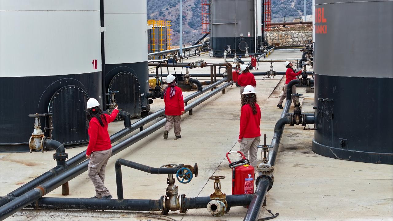 Gabar’da Petrol Üretiminde Kadın Eli: 8 Mart Mesaisi