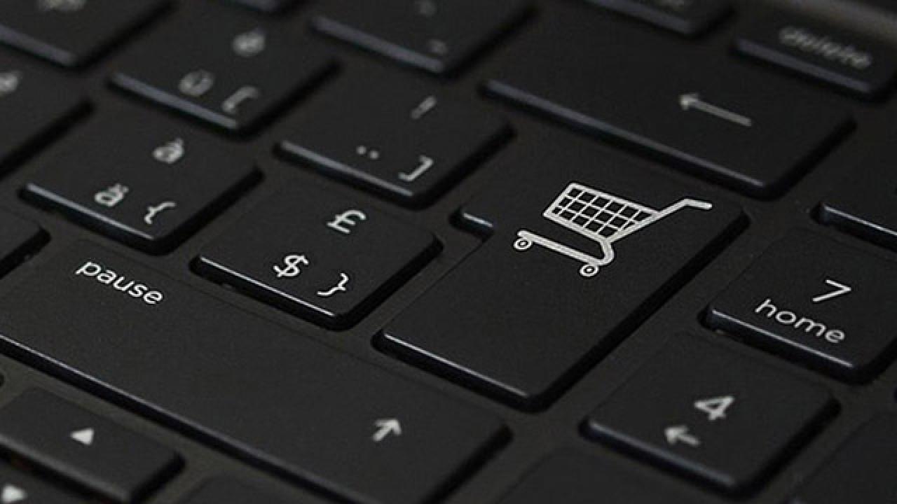 Sosyal Medya Fenomenleri ve E-Ticaret Algoritmaları Satın Alma Kararlarını Nasıl Manipüle Ediyor?