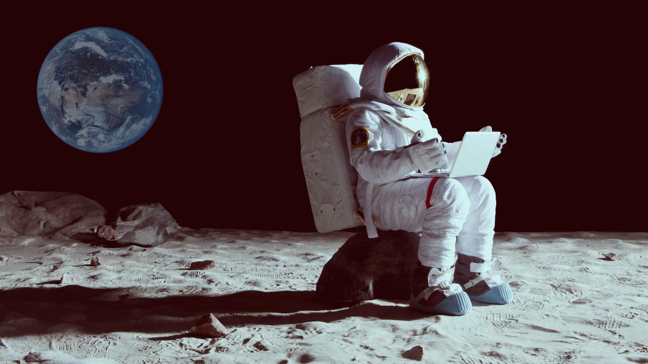 NASA Artemis 2 Görevi: Ay Aslında Gri Değil, Renkli Çıktı!